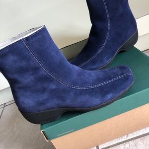 Clarks Ashlyn sz:7W  Water Resistant Suede Boots